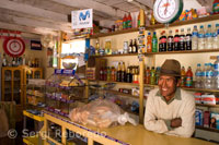 Pequeña tienda de alimentación en la isla de Amantaní.